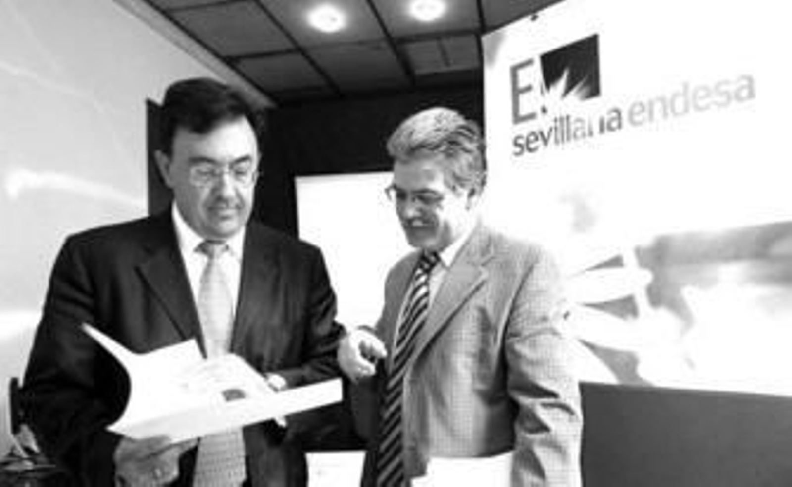 Alfredo Rodríguez (izda.), al término de la conferencia de prensa en la que realizó el balance de 2007.