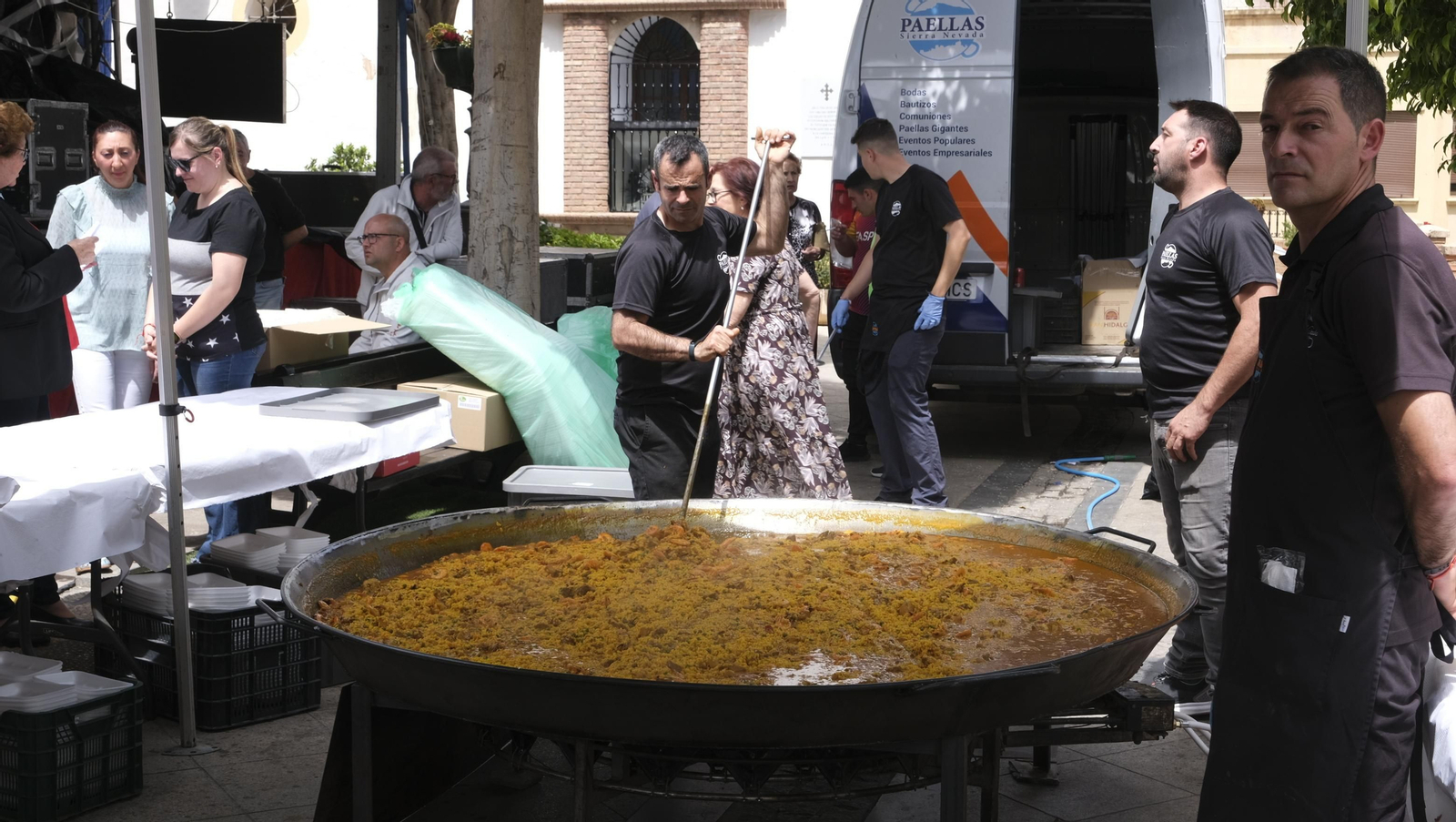 Imágenes de la paella popular en las Fiestas de Canjáyar
