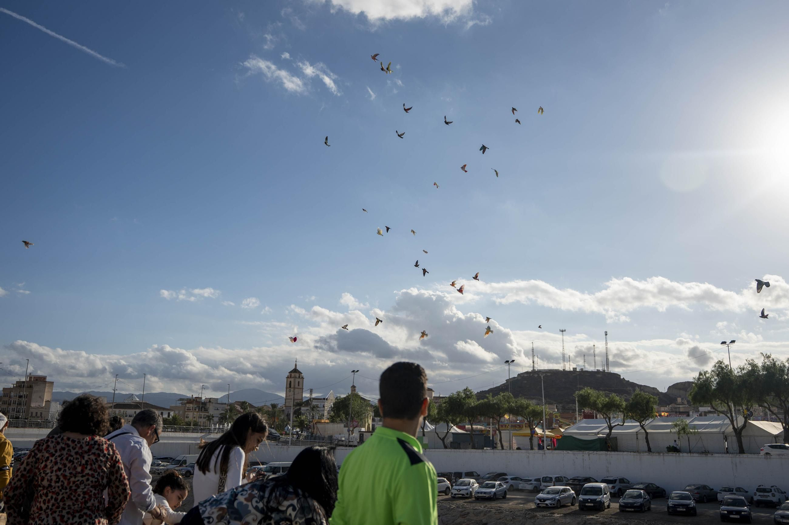 Las mejores imágenes de la suelta de palomos en la Feria de Albox