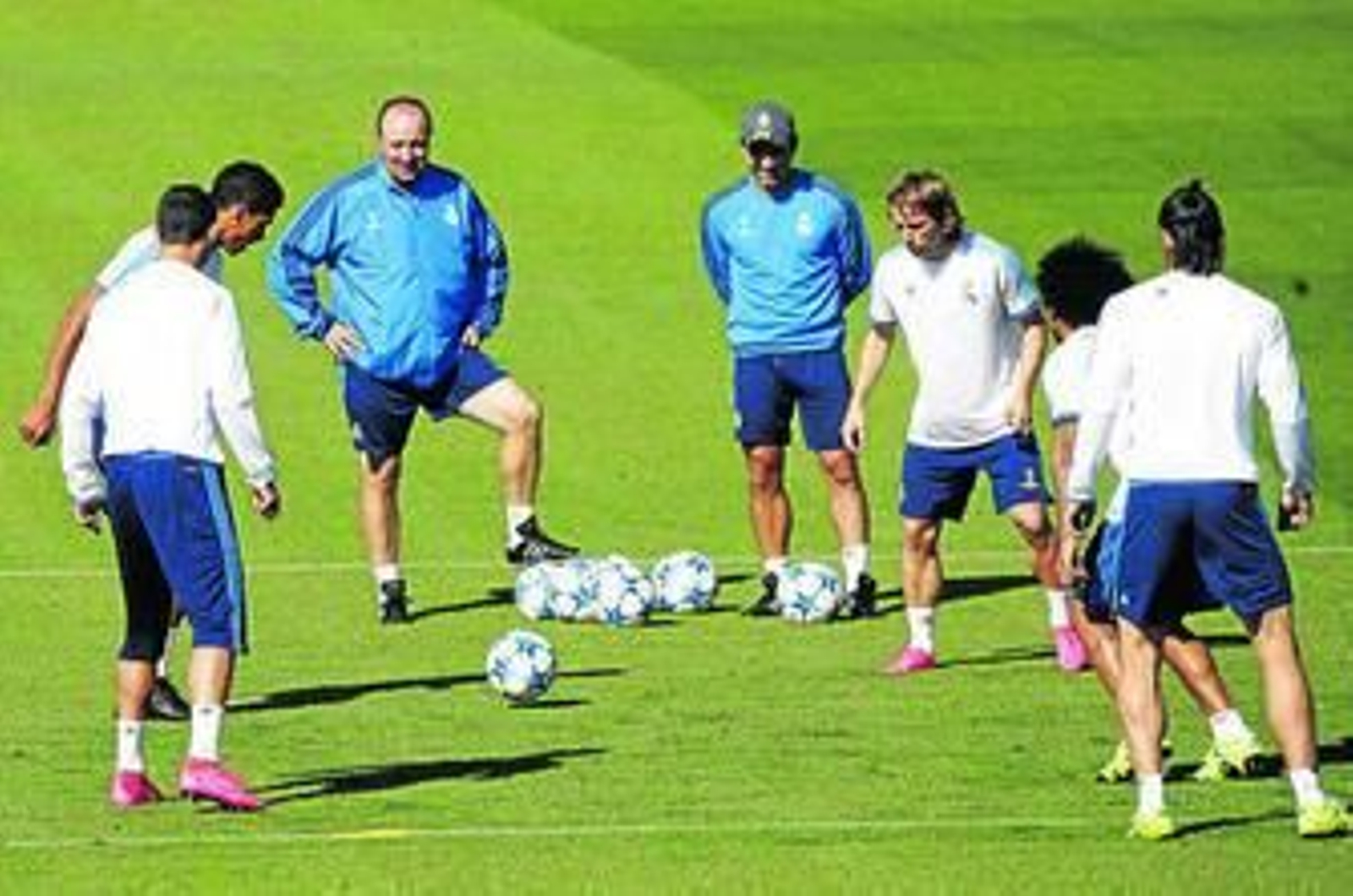 Benítez, en una sesión junto a varios jugadores, entre ellos Modric, cuya lesión se confirmó ayer.