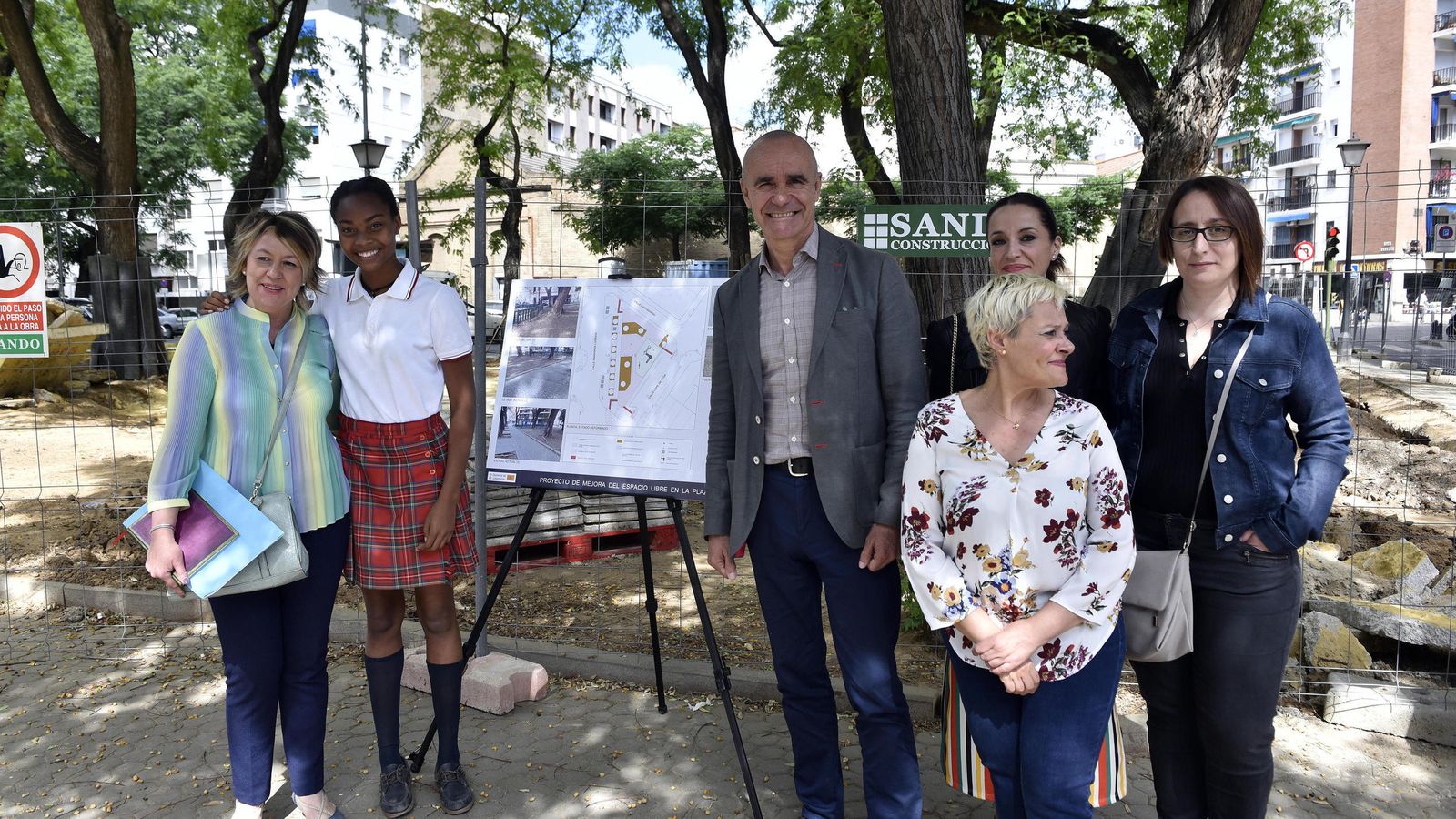 El delegado Antonio Muñoz, junto a vecinos y miembros del Ampa CEIP Carmen Benítez y del Consejo Municipal de la Infancia y la Adolescencia de Sevilla.