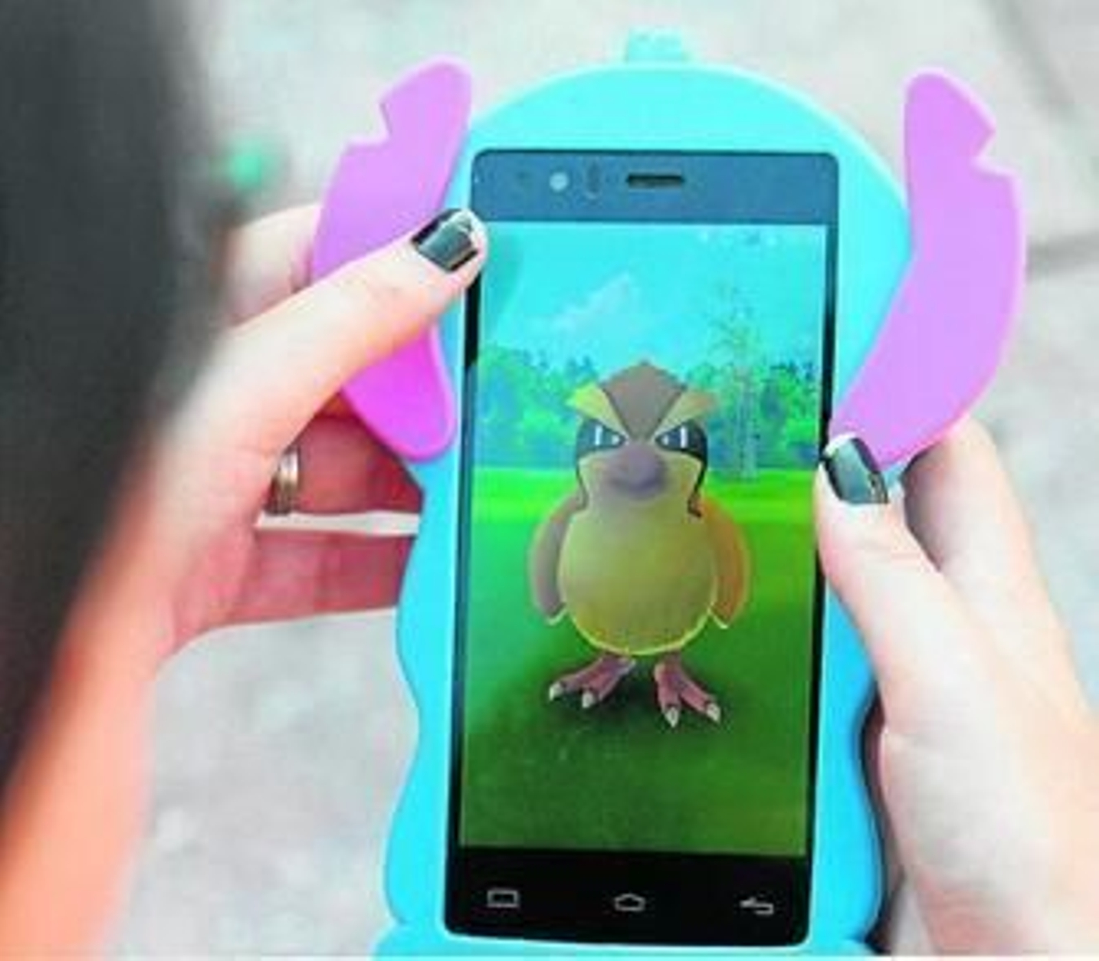 Uno de los organizadores, Sergio Bogado -centro-, al inicio de la quedada en la Plaza de las Monjas.