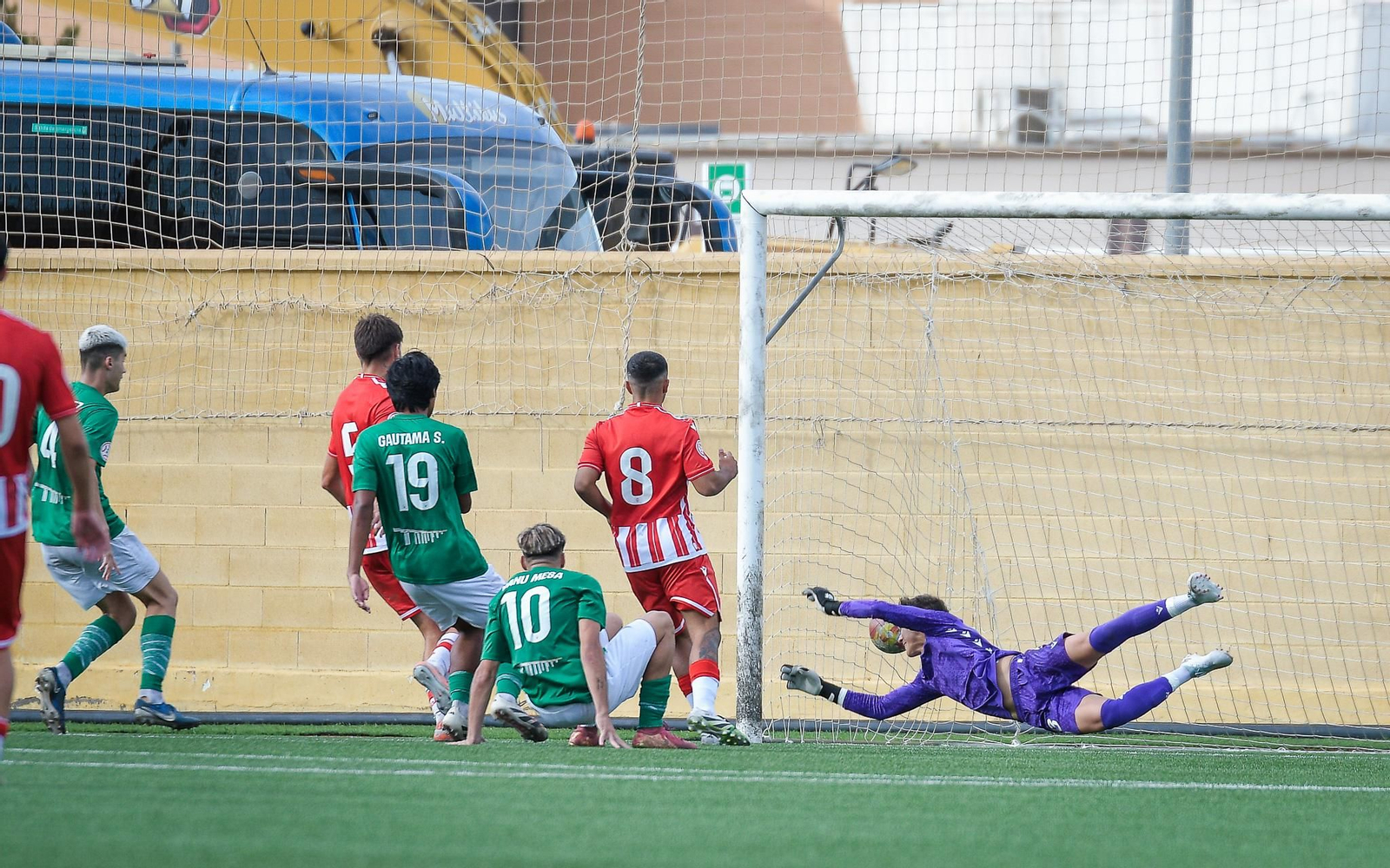 El balón se cuela al fondo de las mallas después de uno de los tantos anotados por los malagueños frente a los rojiblancos.