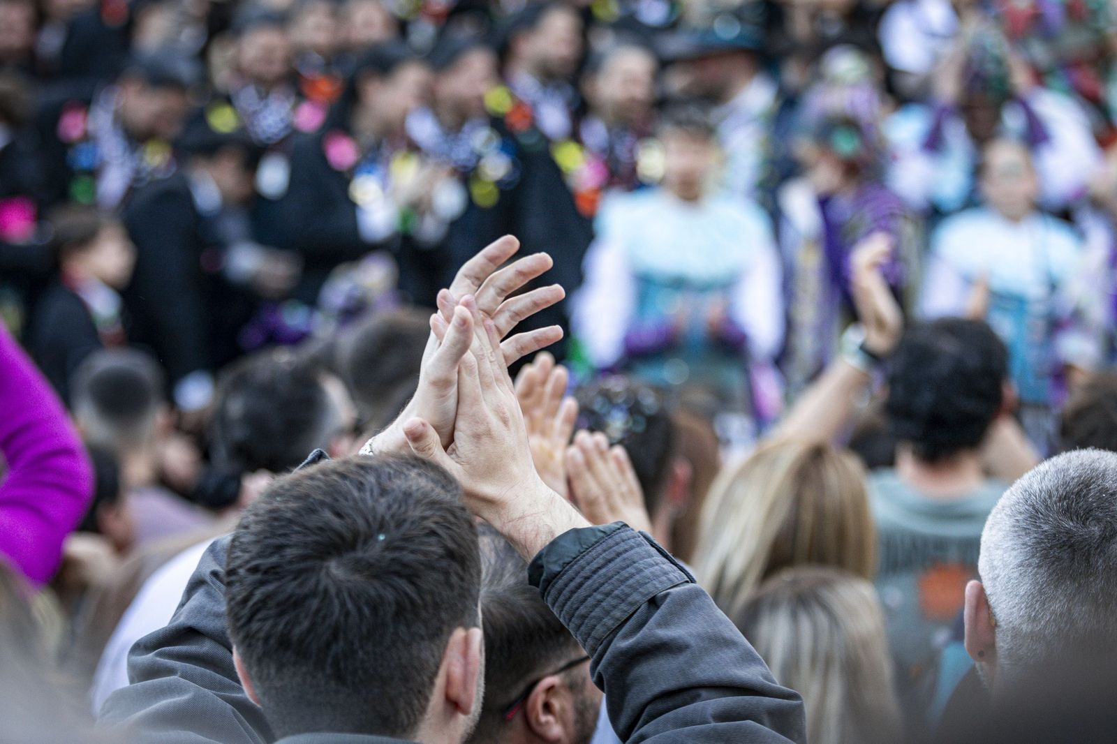El multitudinario encuentro entre los dos primeros premios del Carnaval de Cádiz, en imágenes