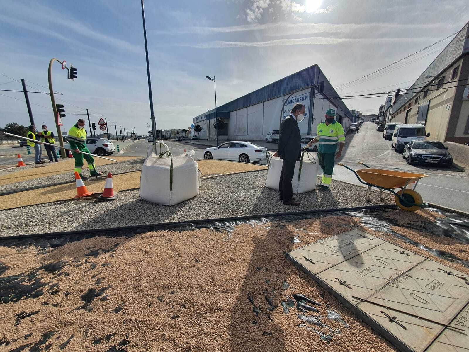 El alcalde ha visitado este martes los trabajos que se desarrollan en algunas de las rotondas de la plataforma tranviaria a su paso por Chiclana.