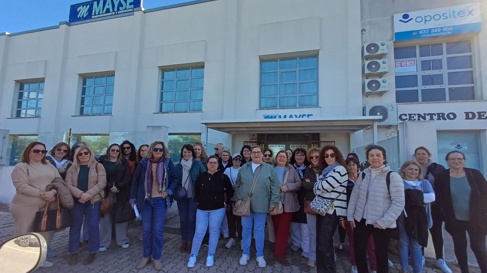 Una imagen de la concentración de las trabajadoras de Mayse a las puertas de la empresa.