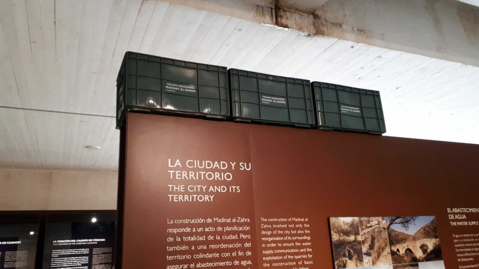 Manchas y humedades en el techo del museo.