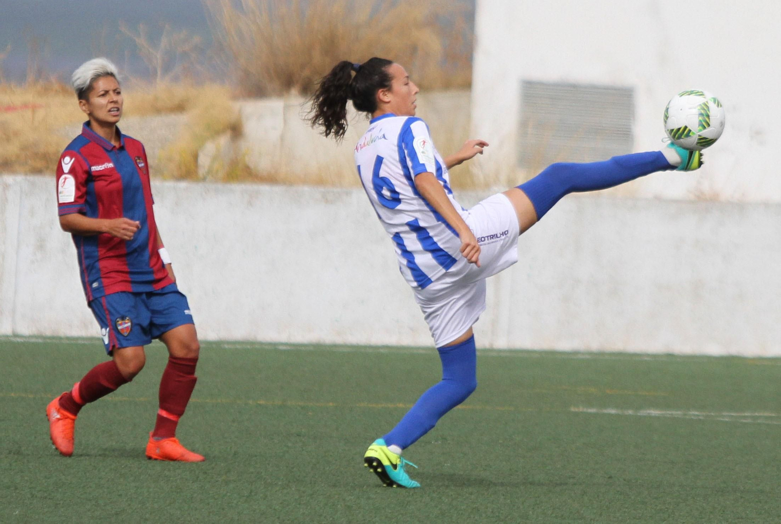 Sandra Castelló controla el cuero en un partido de esta temporada.