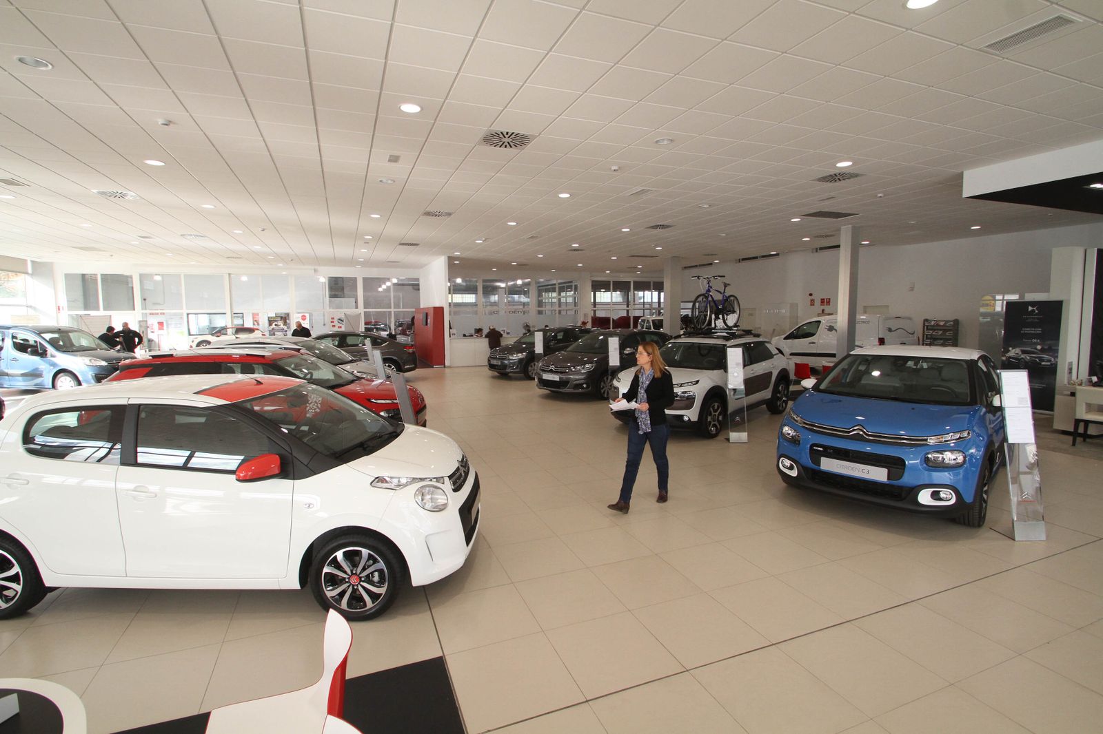 Actividad en un concesionario.