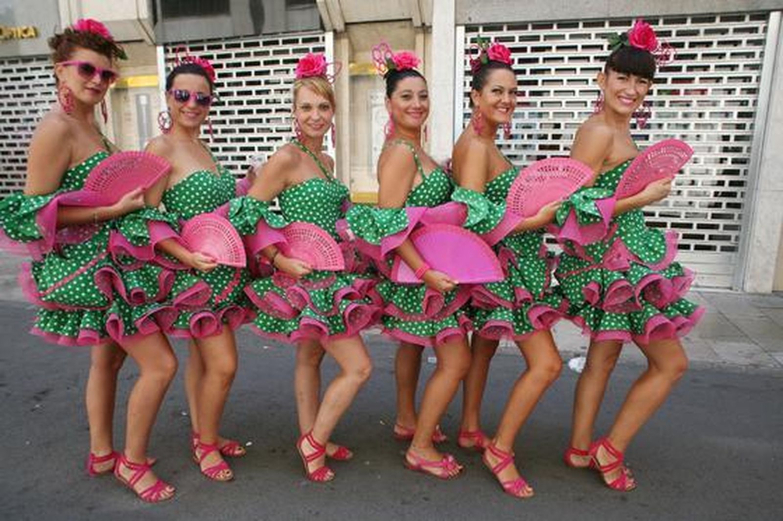 Mariola, Pilar, Belén, María, Aurora y María José posan con los trajes diseñados en su tienda.  Foto: PUNTO PRESS