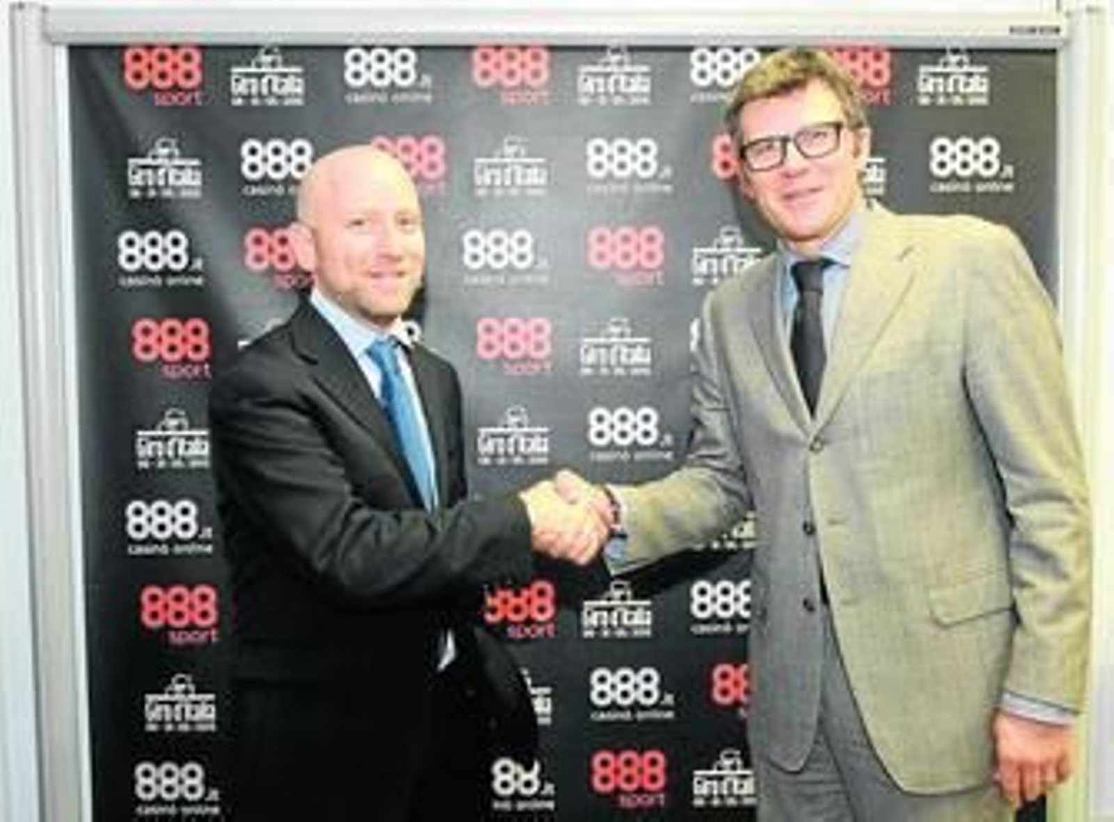 Un representante de 888, cuando acordó el patrocinio con el Giro de Italia este año. Un representante de 888, cuando acordó el patrocinio con el Giro de Italia este año.