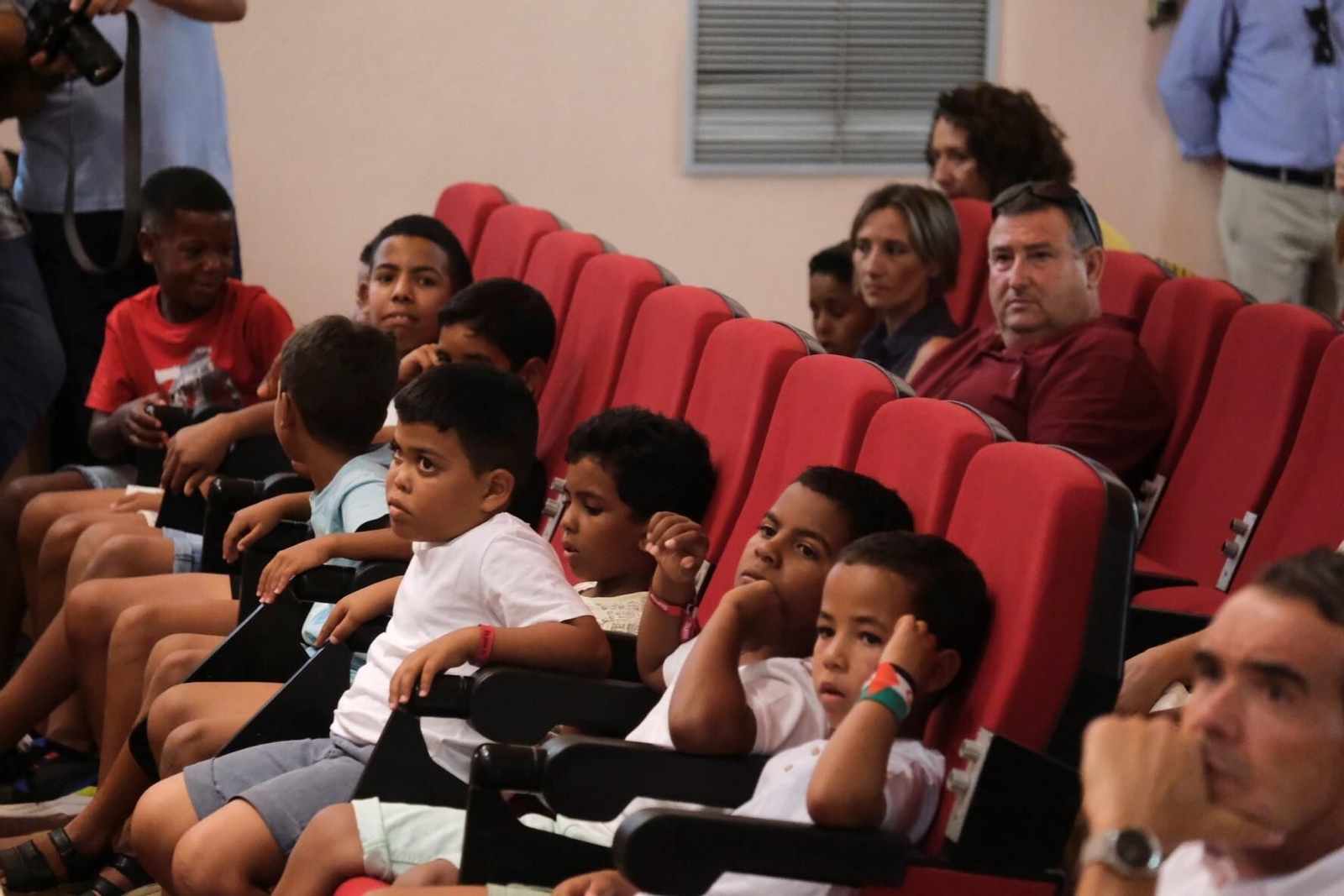 Las fotos de la recepción a los niños saharauis que llegan a Córdoba este verano Las fotos de la recepción a los niños saharauis que llegan a Córdoba este verano