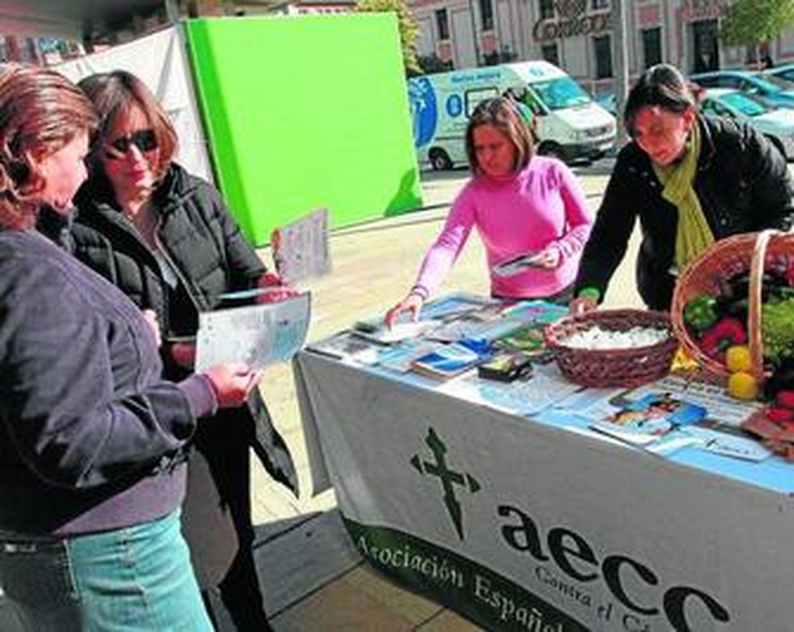 Mesa informativa de AECC-Huelva instalada ayer ante el mercado del Carmen.