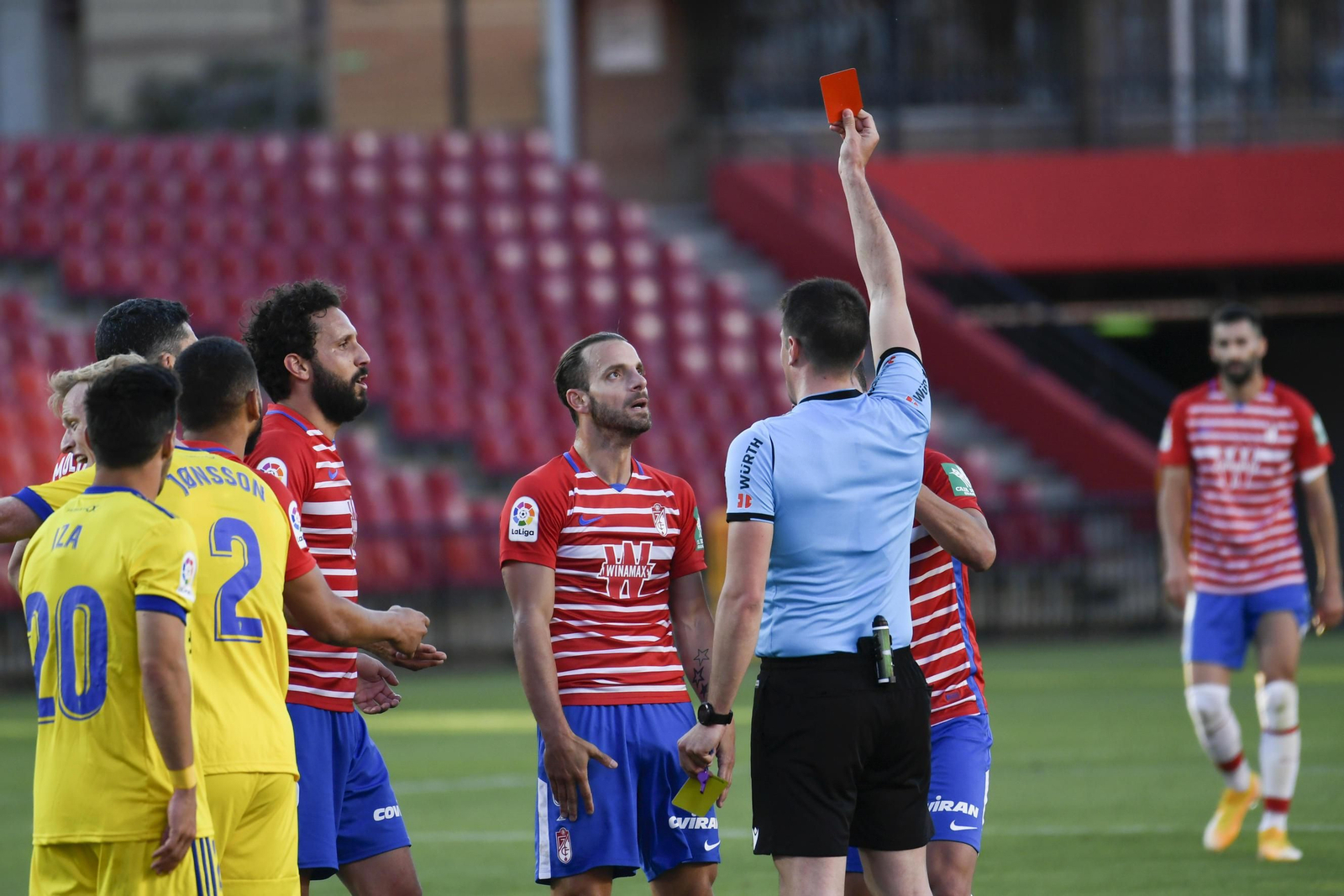 Isidro Díaz de Mera le muestra a Soldado la tarjeta roja por protestar.