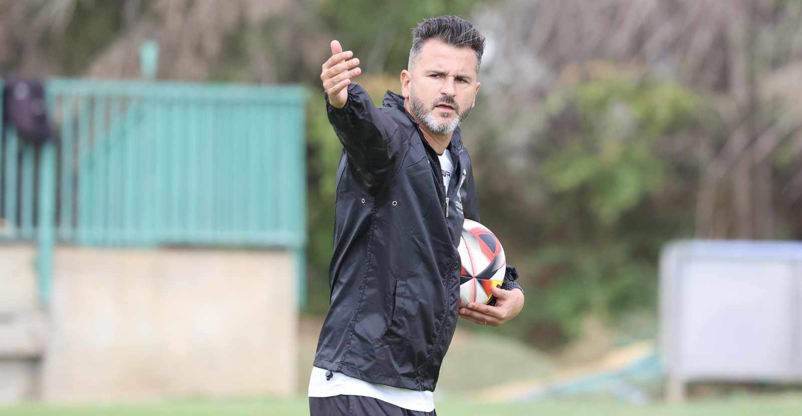 Iván Ania, entrenador del Córdoba CF, en una sesión de trabajo de su equipo.