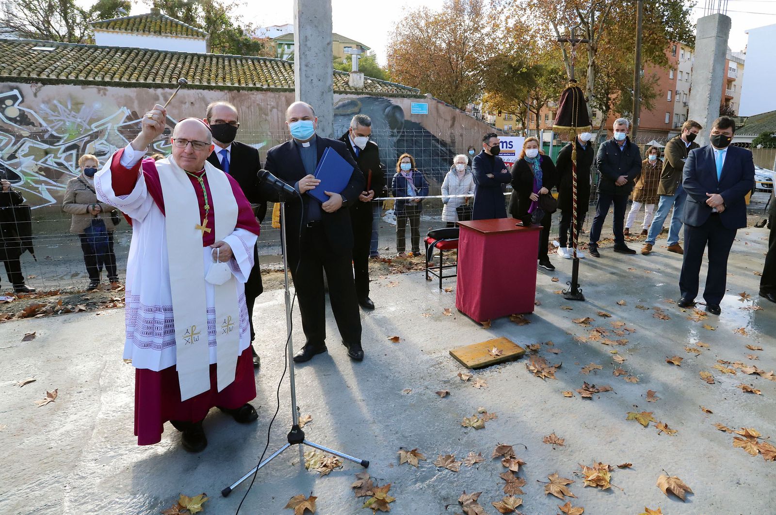 El Obispo de Huelva, Santiago Gómez, coloca la primera piedra de la nueva parroquia de Cristo Sacerdote, en imágenes