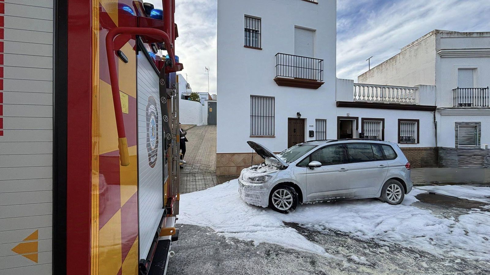 Los bomberos de Ayamonte en el lugar donde comenzó a arder el coche en Pozo del Camino.