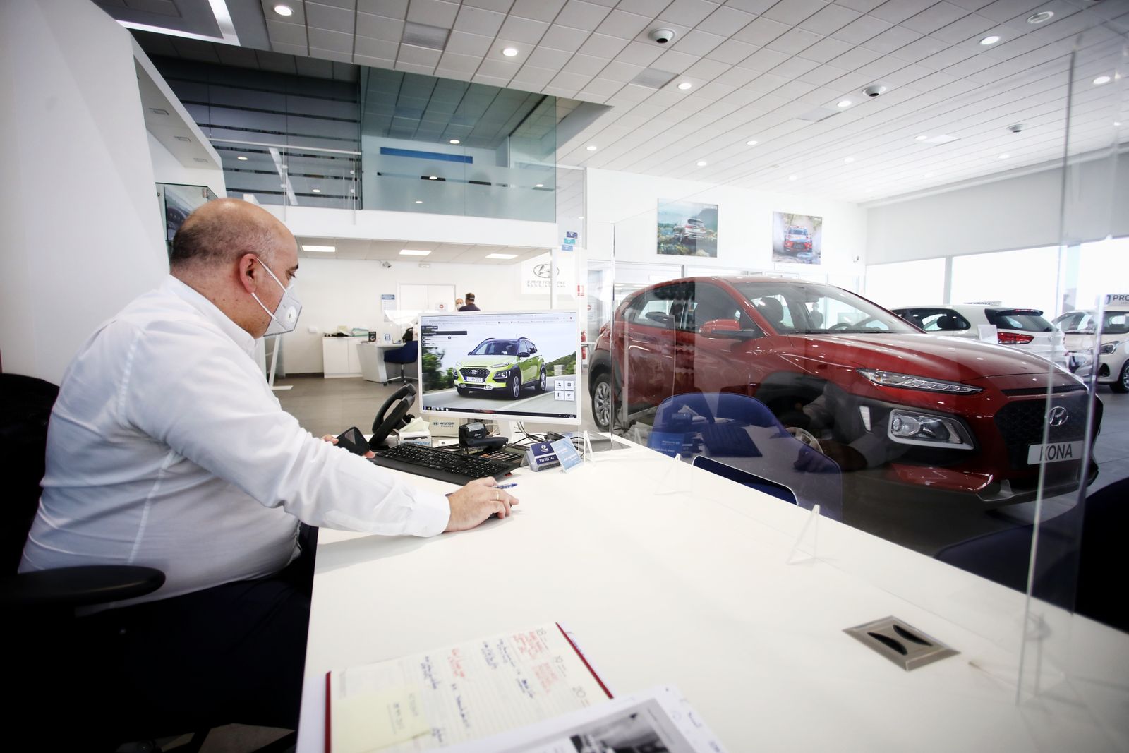 Un empleado, en un concesionario gaditano, provisto de todas las medidas preventivas frente al covid-19.
