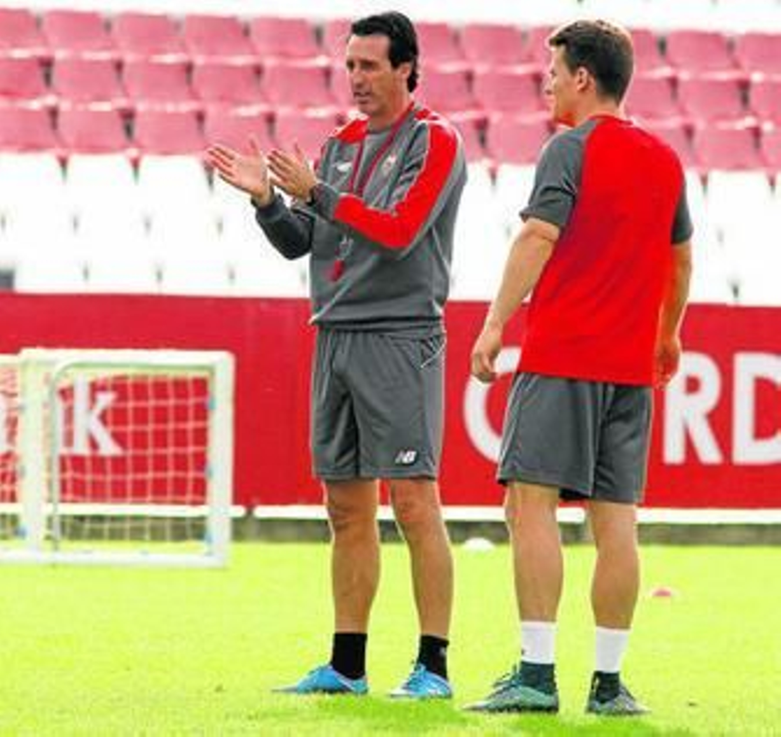 Unai Emery da instrucciones a Gameiro durante un receso del trabajo.