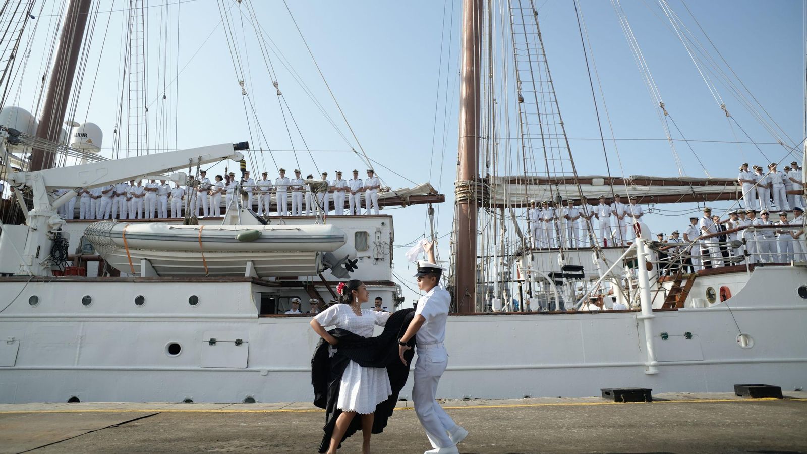 El buque escuela Juan Sebastián Elcano atraca en el puerto peruano del Callao.