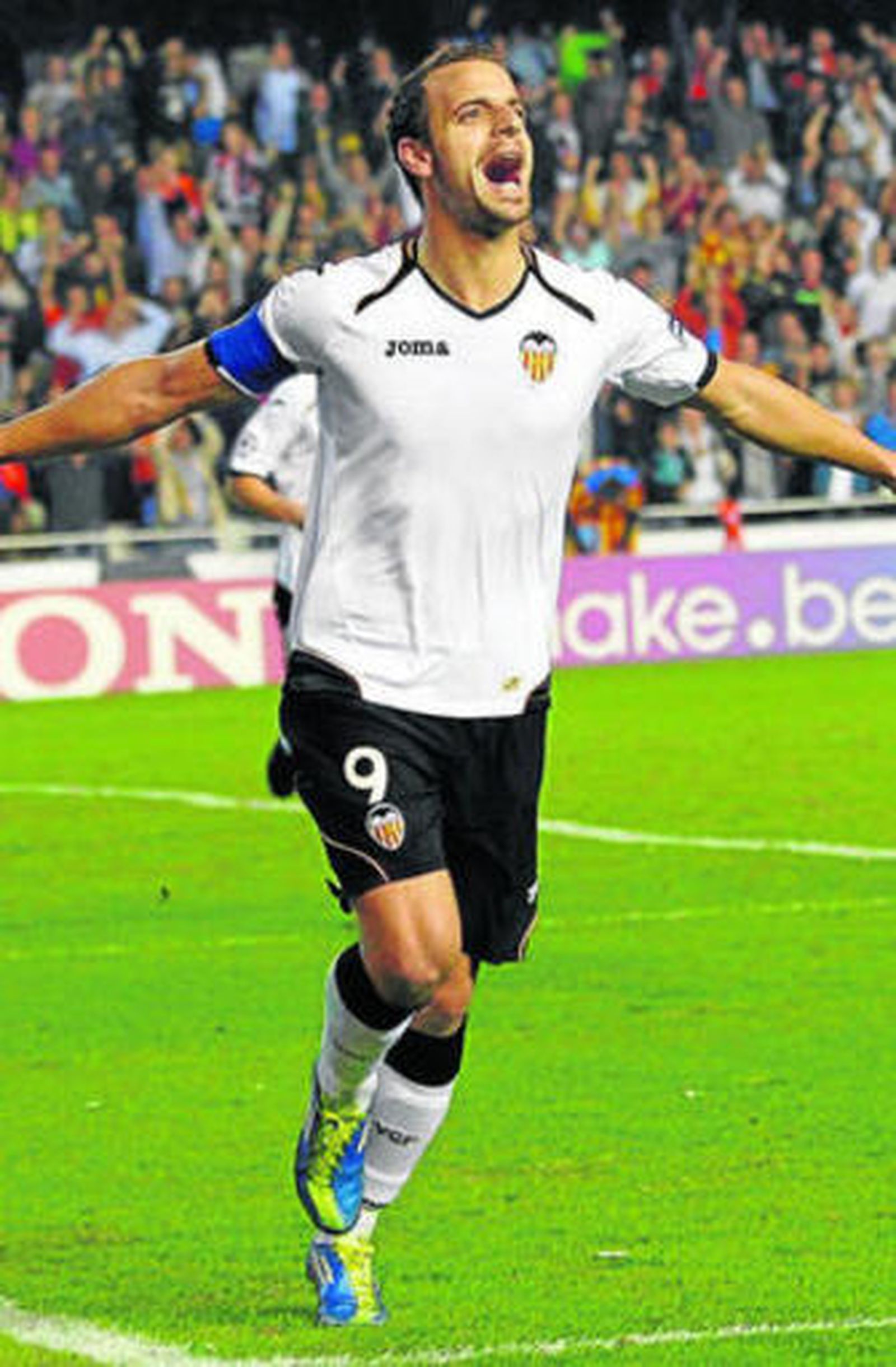 Roberto Soldado, delantero del Valencia, celebra un gol.
