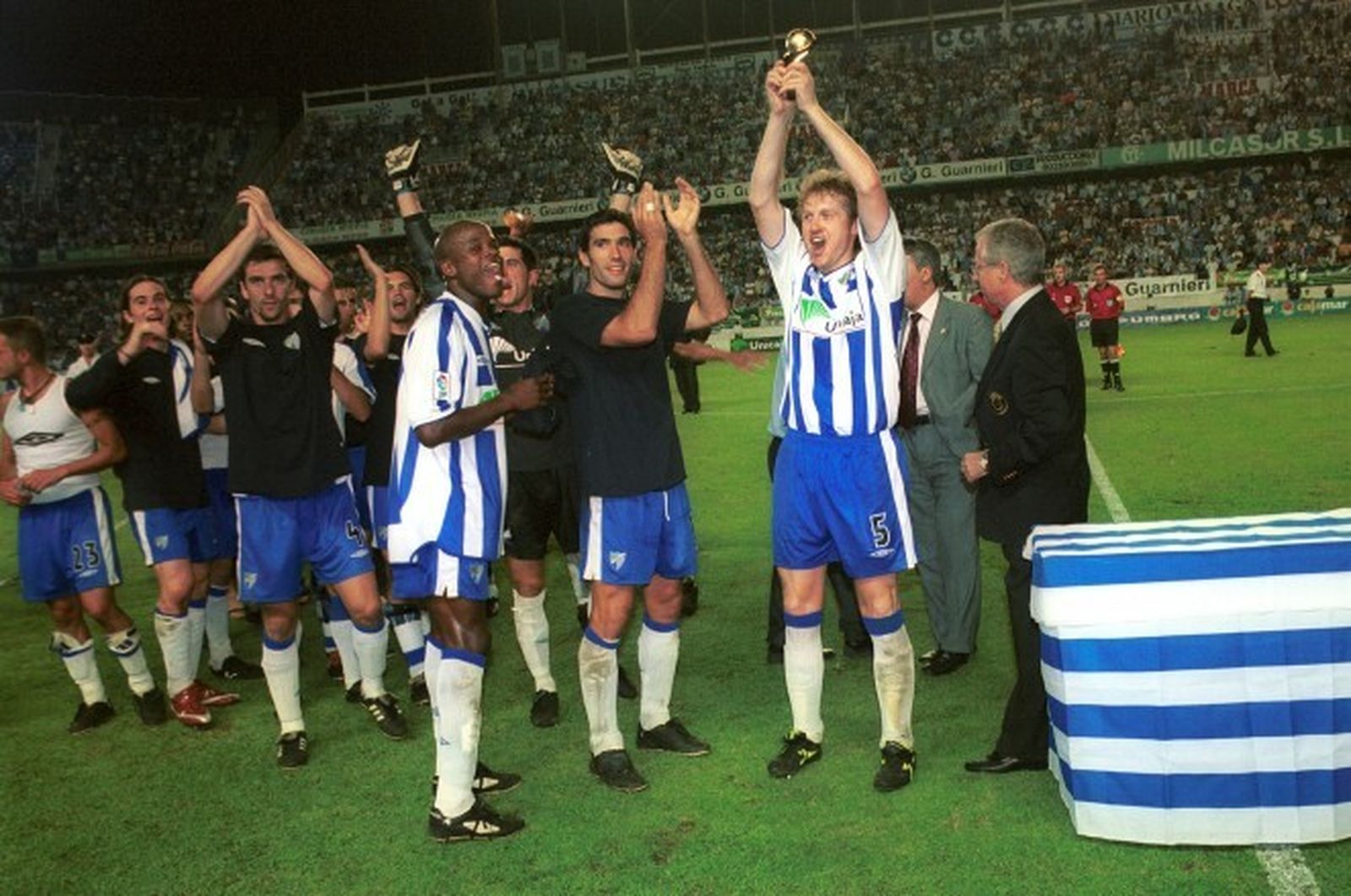 El Málaga proclamándose campeón de la Intertoto.