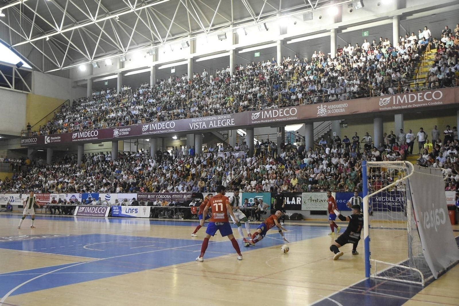 Aspecto de Vista Alegre, lleno, durante la final del 'play off' con el Mengíbar.