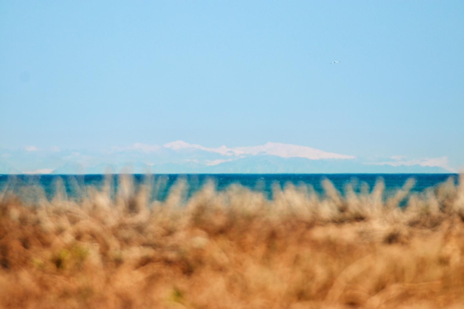 Sierra Nevada, vista desde la playa de Sobrevela, en La Línea de la Concepción.