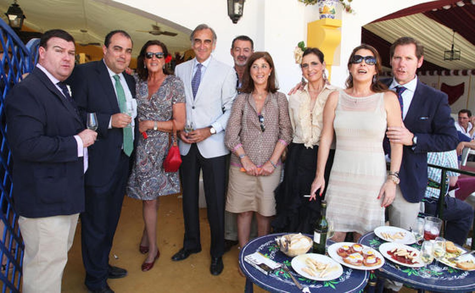Alberto Martínez, el director de este medio, David Fernández; Carlos Chilla, director del gabinete jurídico del Ayuntamiento, junto a su esposa, Carmen Rowe; el abogado Javier Orellana y su mujer, Chelo Blanco; Rosa Joly y su marido, Daniel González-Aller y Mara Rubio, también del gabinete jurídico del Ayuntamiento.

Foto: Vanesa Lobo