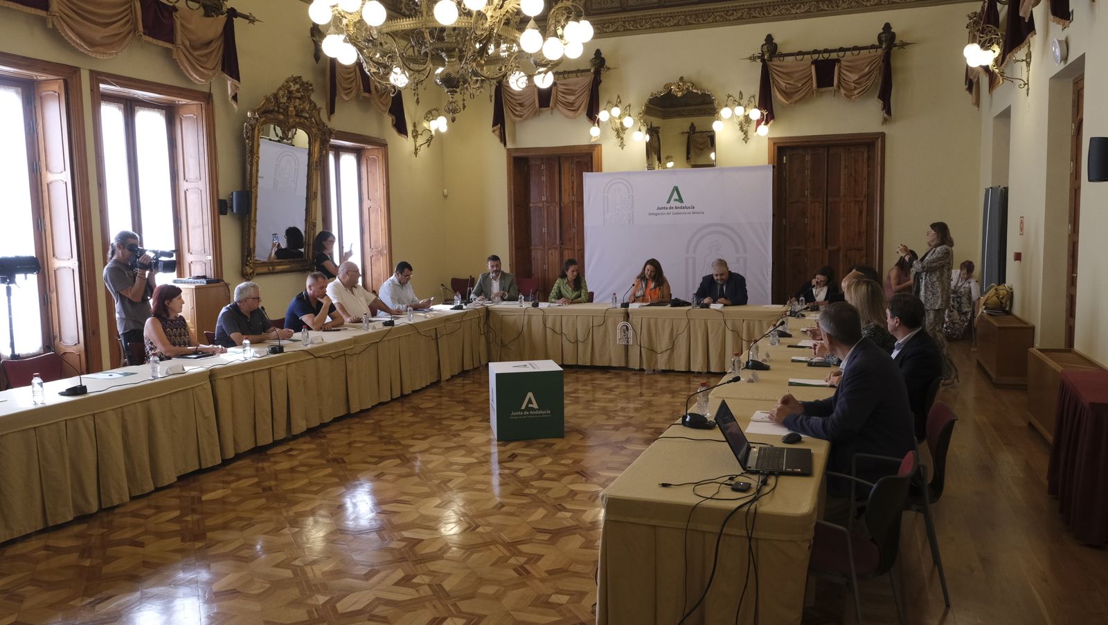 Carmen Crespo presidiendo de la mesa de cítricos.