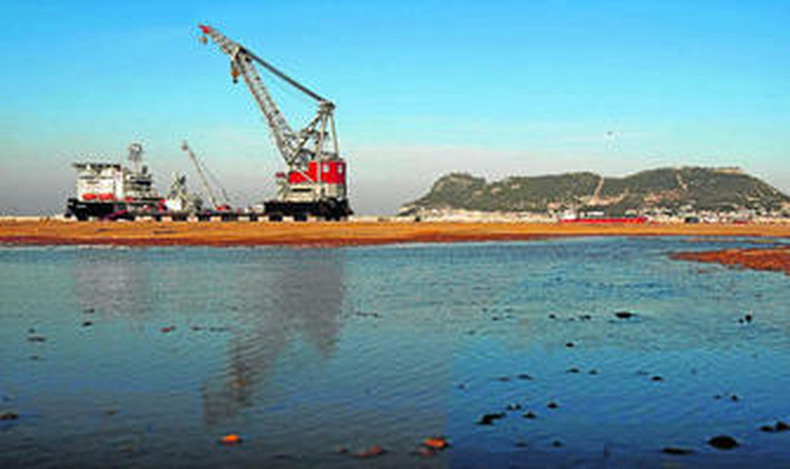 El 'Oleg Strashnov', ayer en el muelle Este de Isla Verde Exterior.