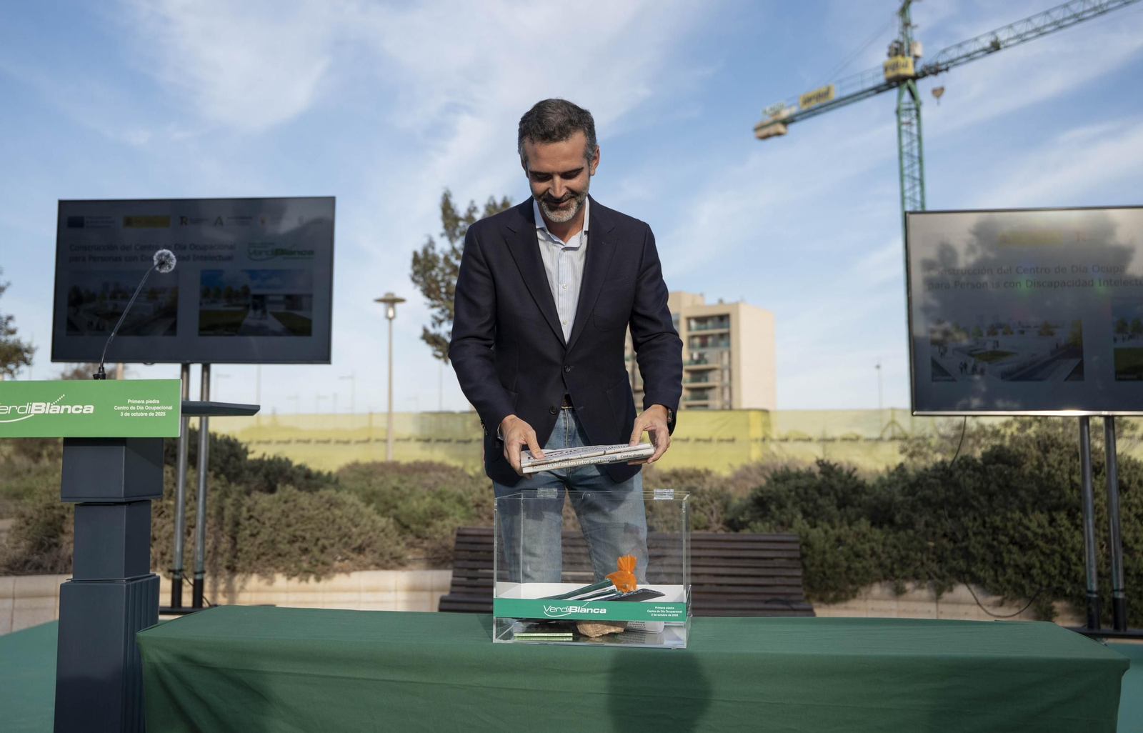Las imágenes de la primera piedra del centro de día ocupacional Juan Goytisolo de Verdiblanca en Almería