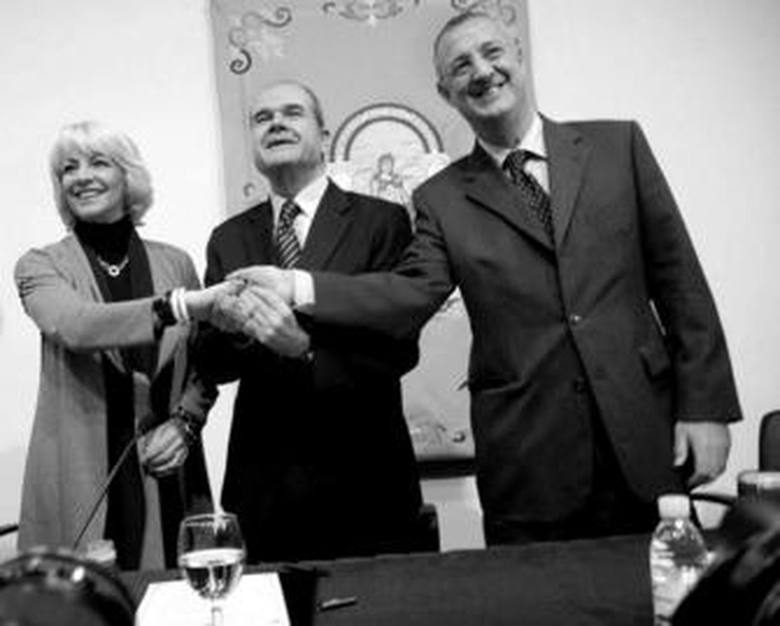 Martínez, Chaves y Caldera se dan la mano tras firmar el convenio.