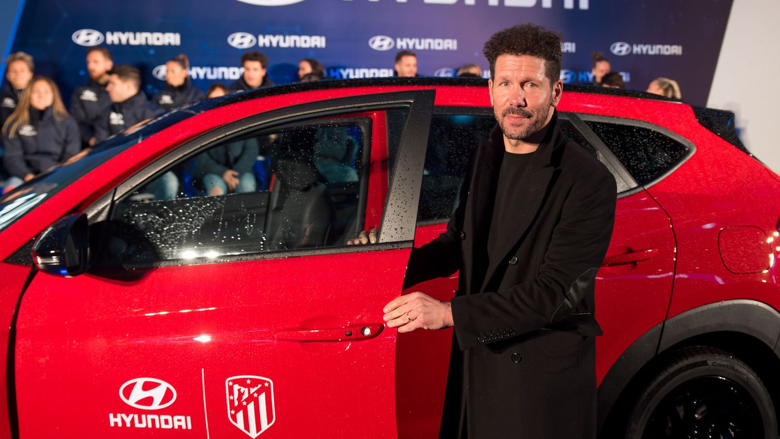 Simeone recibe su nuevo Hyundai.