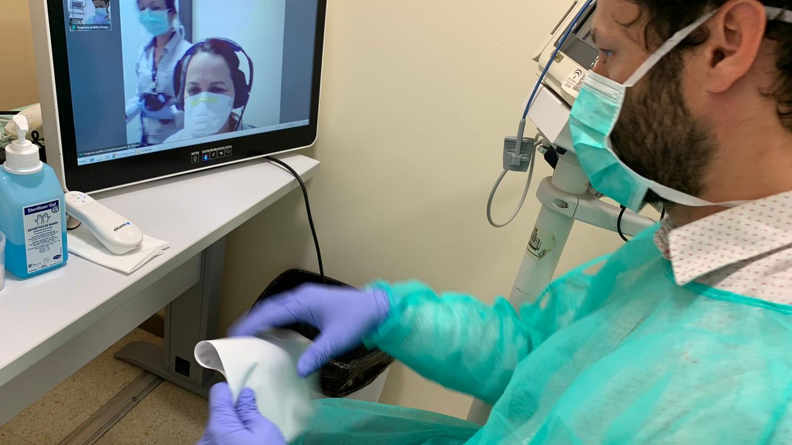 Un paciente, en el interior de la cabina, durante la comunicación con los sanitarios que le indican cómo tiene que proceder para el diagnóstico