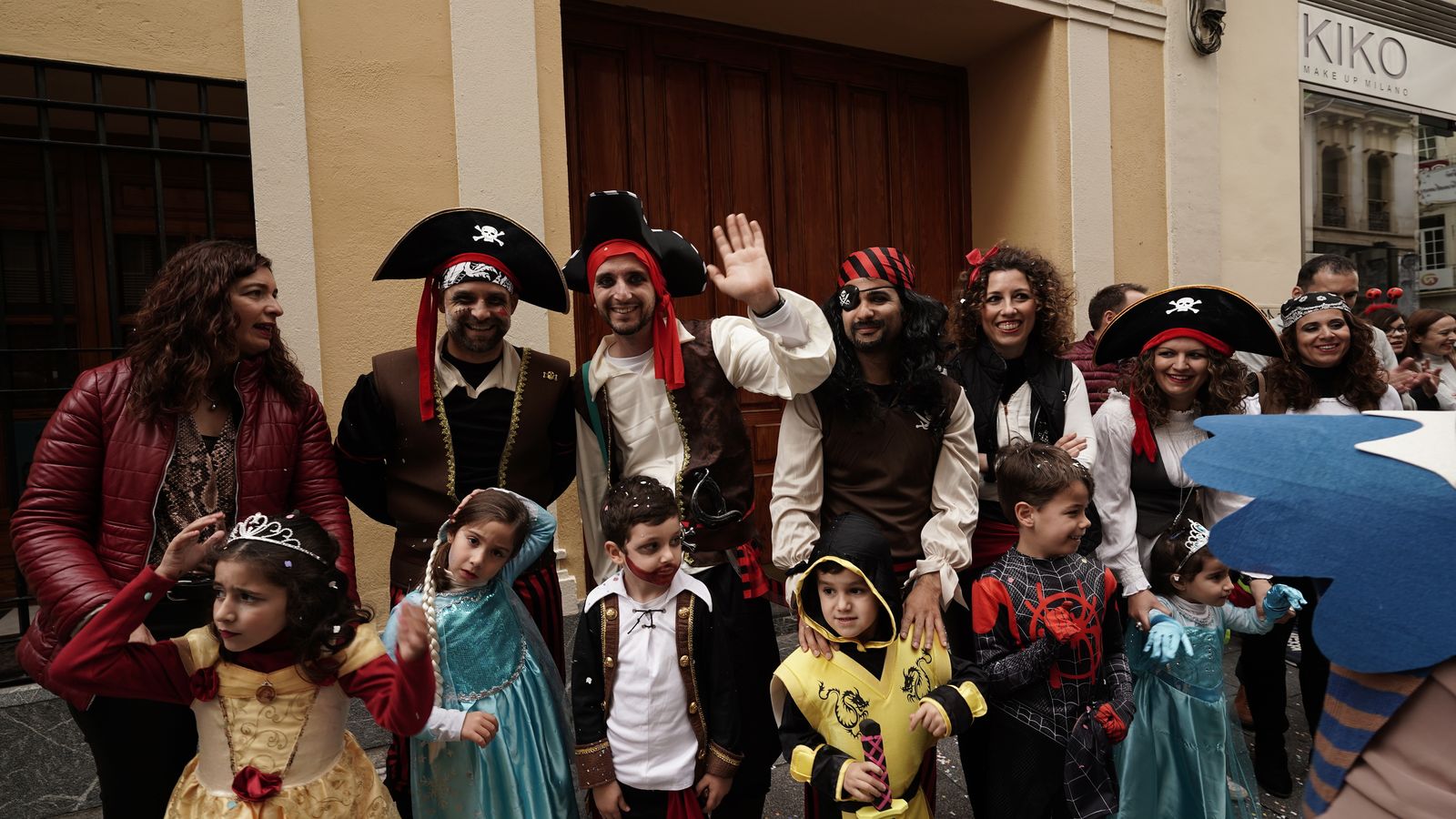 Una familia disfrazada durante el desfile.