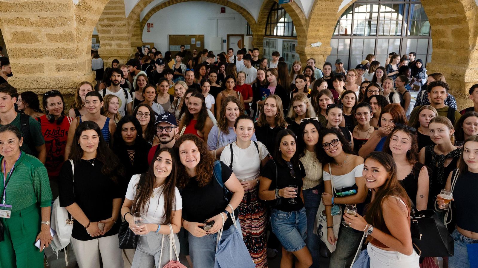 Un buen número de estudiantes internacionales reunidos en Filosofía y Letras. Un buen número de estudiantes internacionales reunidos en Filosofía y Letras.