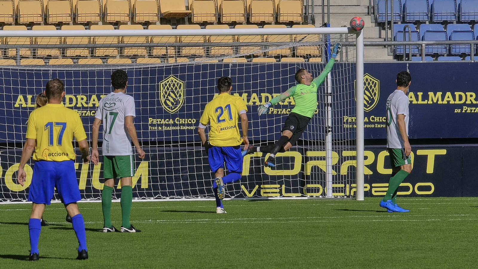 Partido de fútbol a beneficio de la Asociación de Reyes Magos en Carranza
