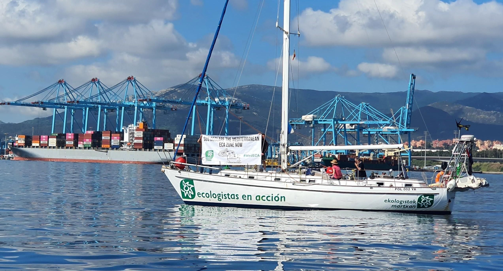 El velero de Ecologistas en Acción, en el puerto de Algeciras.