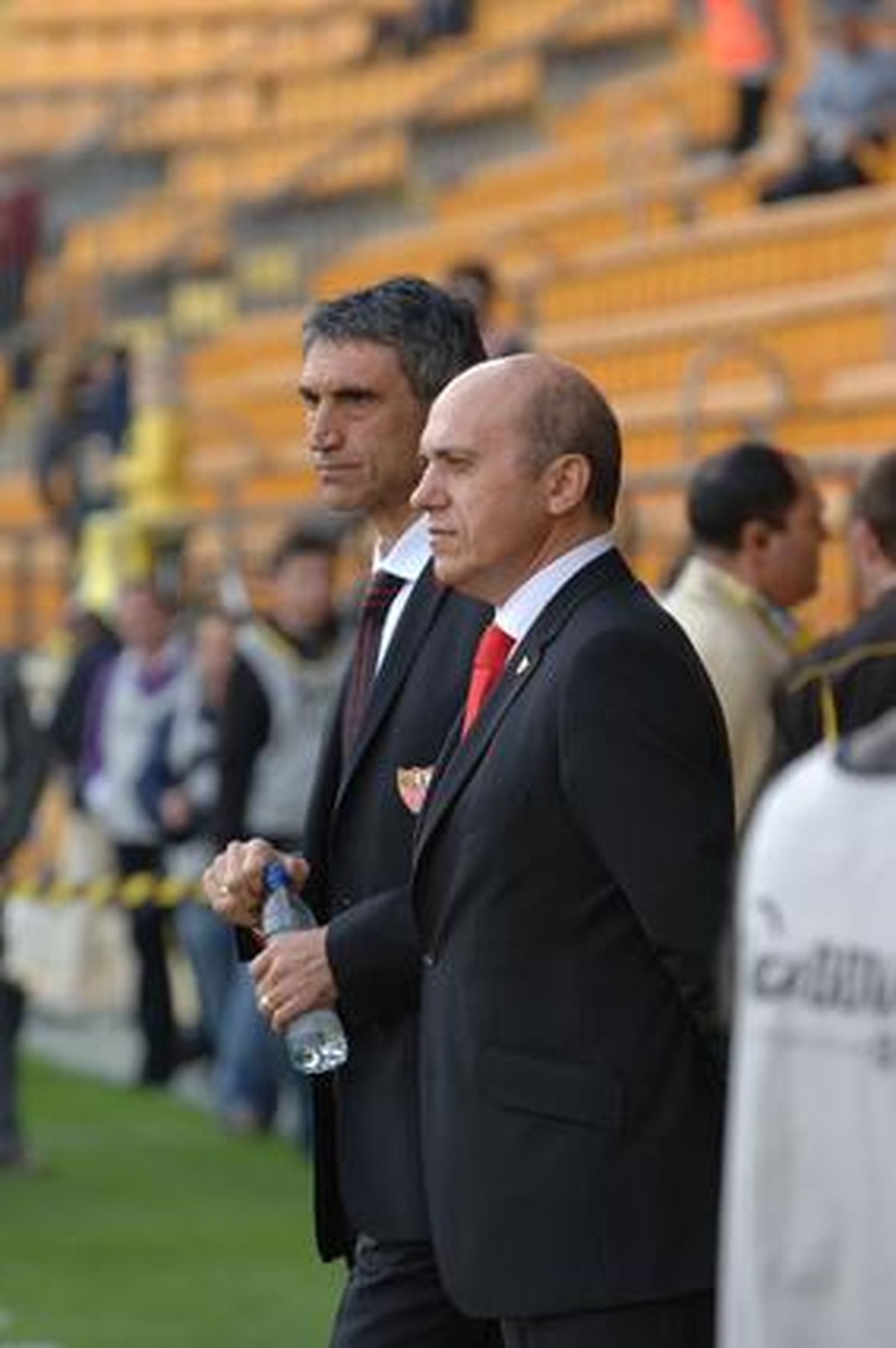 Del Nido, junto a su nuevo técnico,Antonio Álvarez, en el calentamiento. / LOF