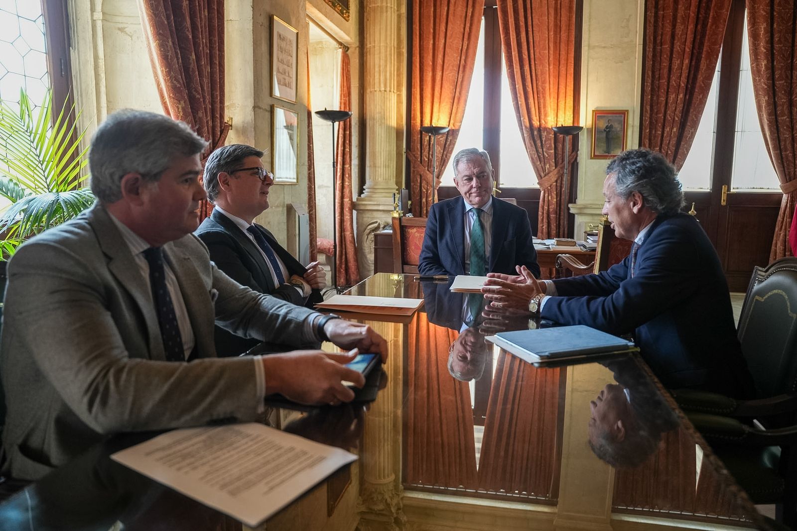 Uno de los momentos de la reunión entre el Ayuntamiento de Sevilla y el CEO de Coagener, Pablo Gómez Falcón.