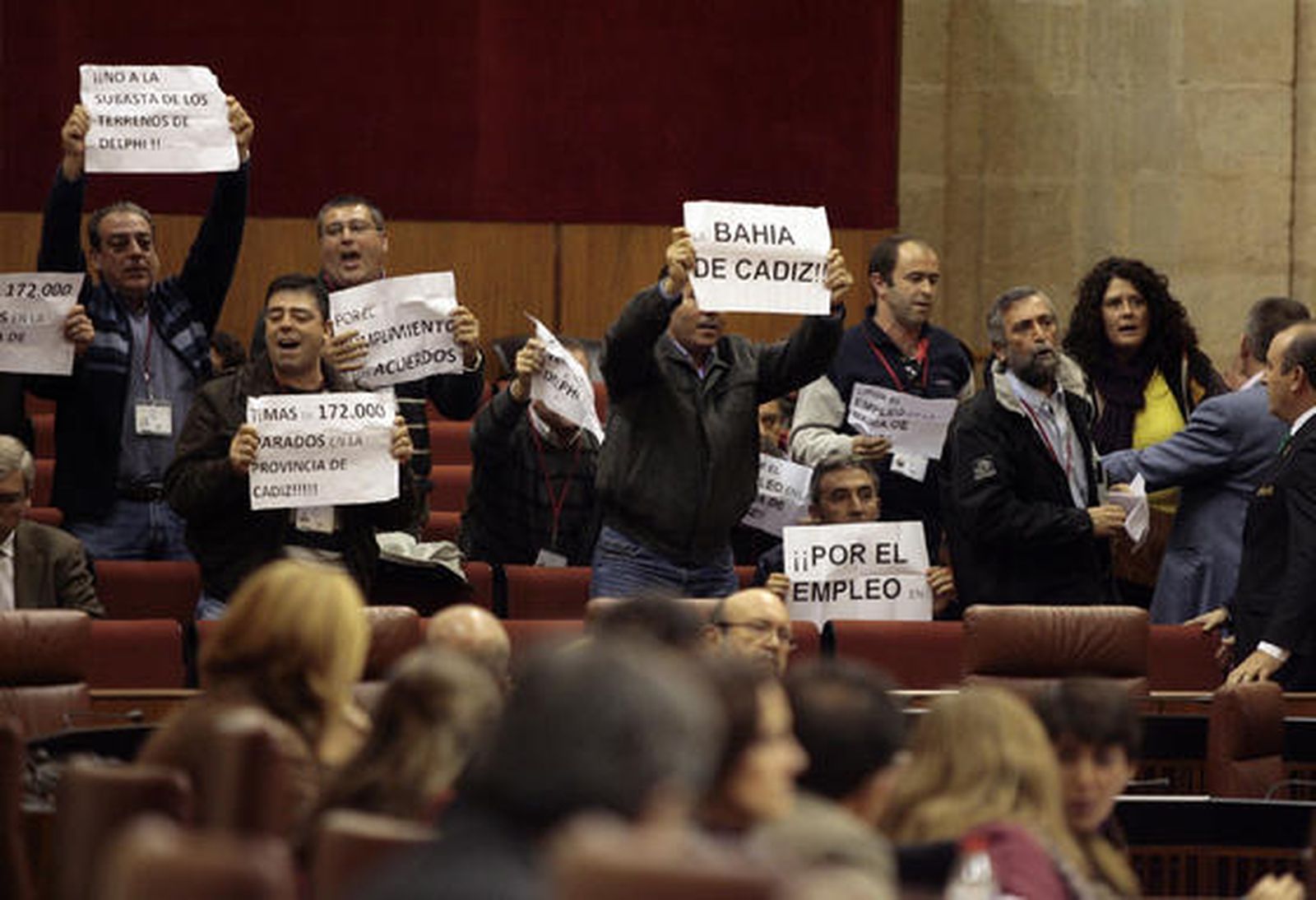 Ex trabajadores de Delphi y de los Astilleros sevillanos se manifiestan en el Parlamento andaluz. /Juan Carlos Muñoz