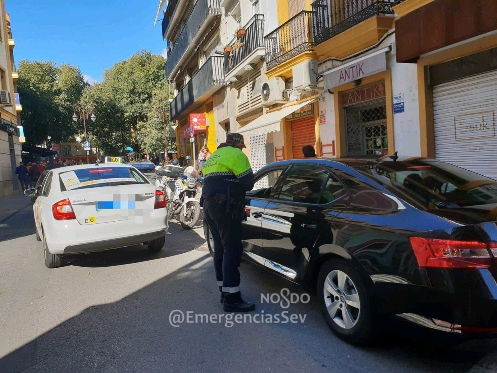 Un agente revisa la documentación de un conductor de VTC en la confluencia de las calles Águilas y Candilejo
