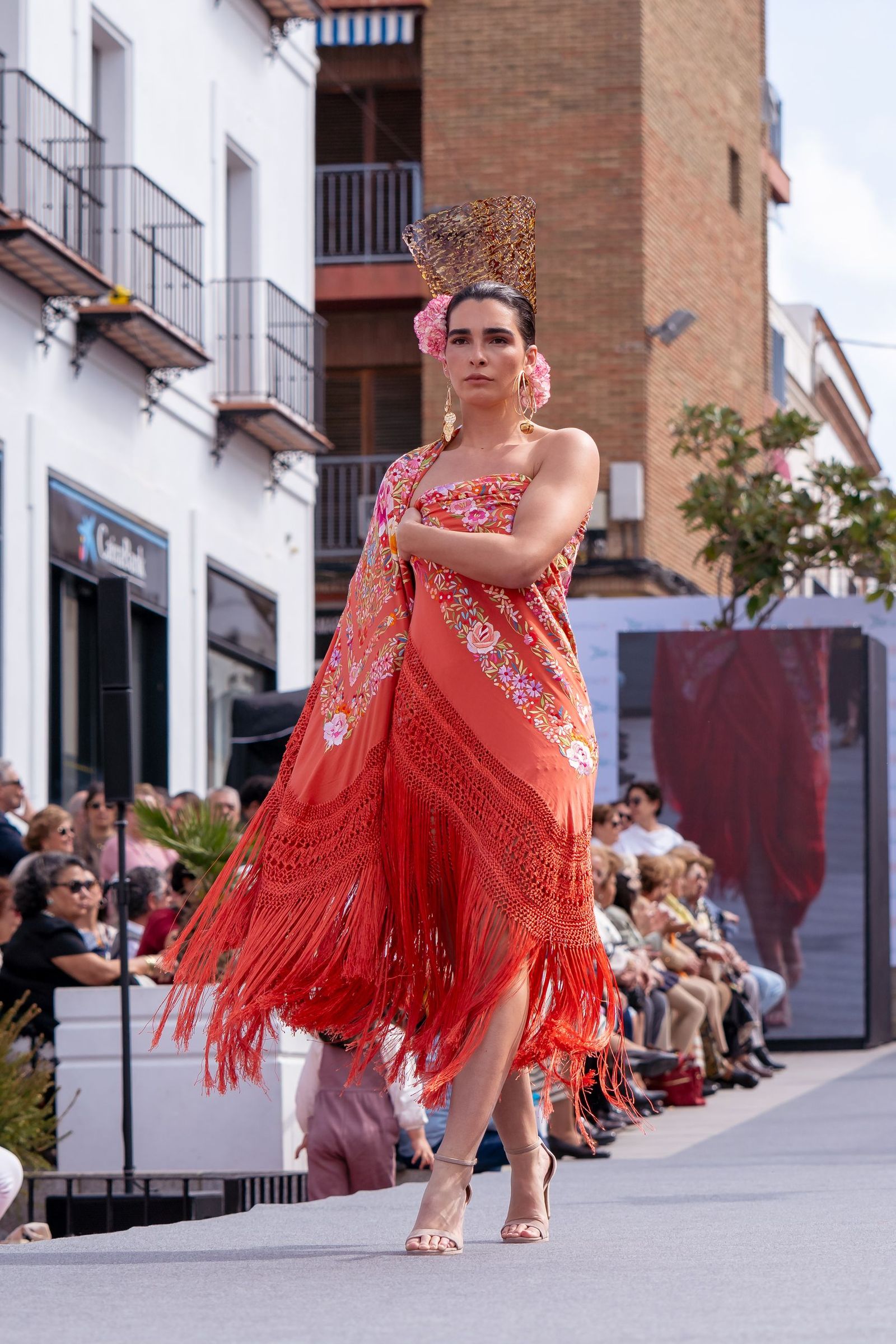 El desfile de mantones de Cantillana para presentar la marca 'Sevilla hecha a mano'.