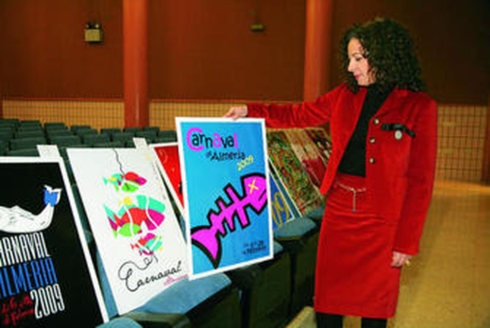 Lola de Haro, concejala de Cultura, con el cartel ganador.