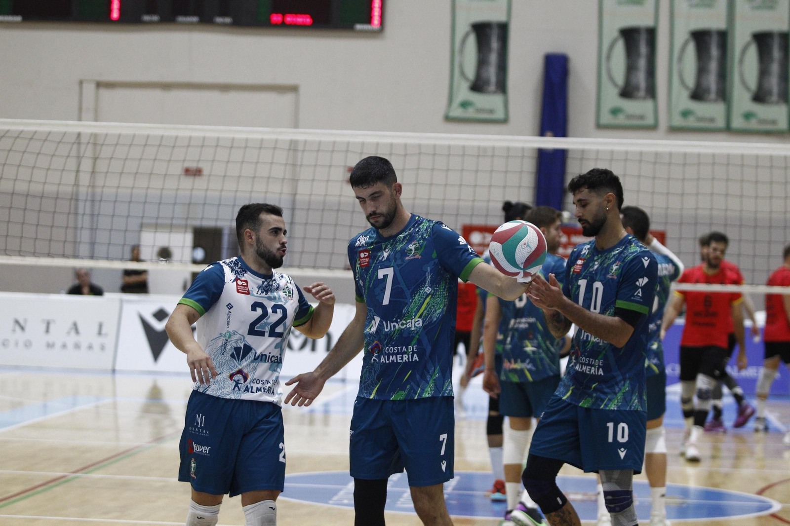 Álex Moya, quien podría como líbero ante la posible baja de Paquillo Fernández, dialoga con sus compañeros la pasada jornada.