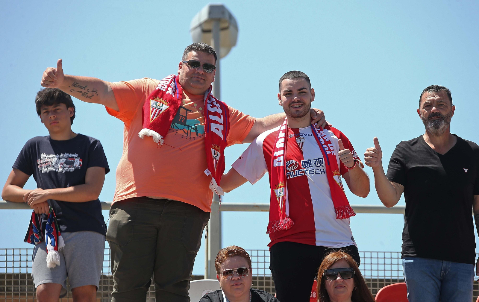 Fotos de la afición durante el Algeciras - Celta B en el estadio Nuevo Mirador
