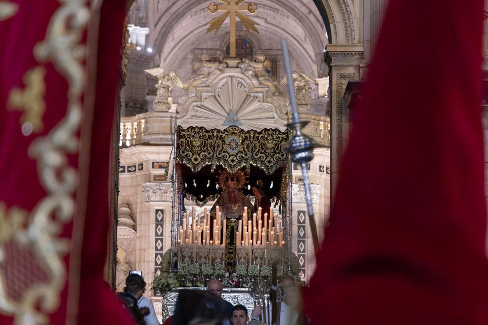 La temida lluvia impide el desarrollo normal de este Martes Santo