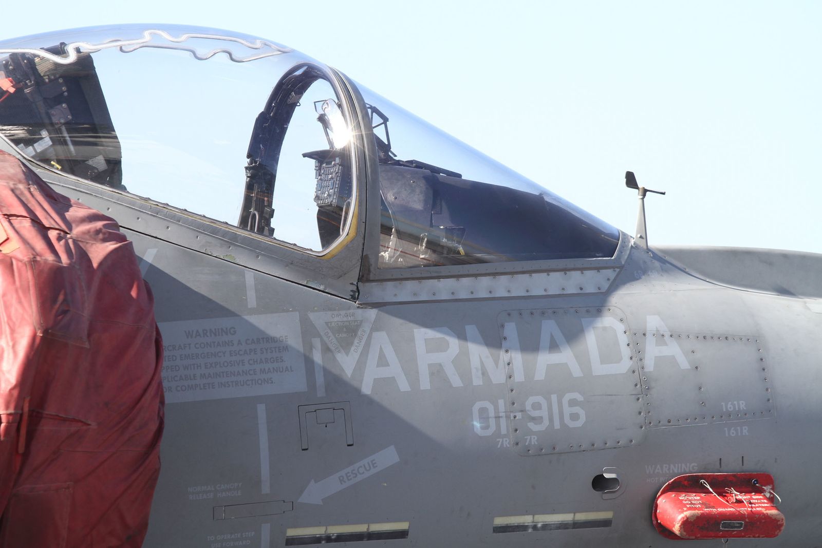 Imágenes de las primeras horas del portaaviones "Juan Carlos I" en el puerto de Huelva, durante su visita este fin de semana