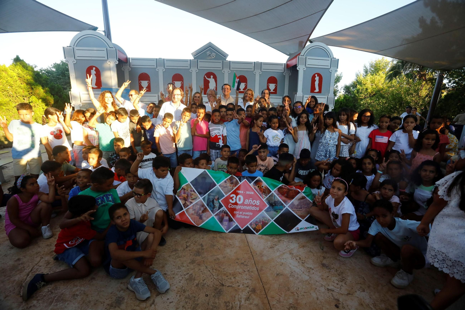 Foto de familia del recibimiento de los niños saharauis. Foto de familia del recibimiento de los niños saharauis.